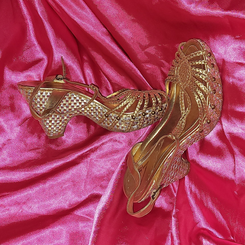 GOLD VINCE CAMUTO SANDALS